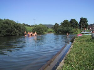 Foto des Talheimer Badesees mit badenden Personen im Sommer 