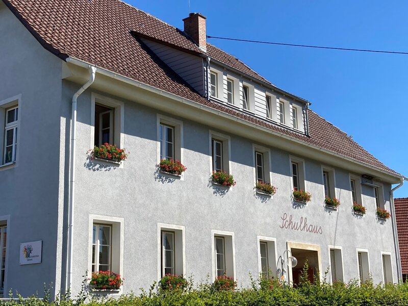 Foto der Frontansicht und des Eingangs der Grundschule
