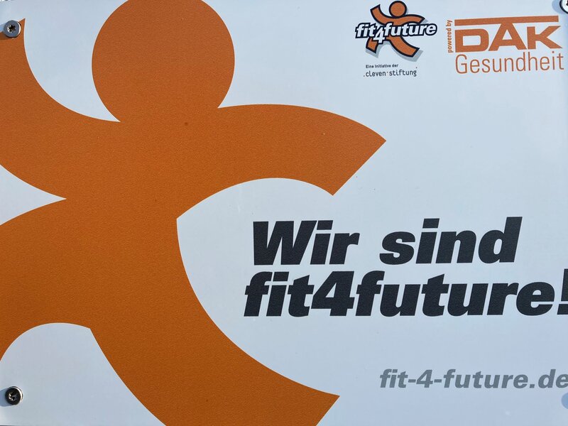Fit4future Plakette an der Talheimer Grundschule
