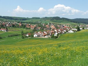 Ortsbild der Gemeinde Talheim im Sommer
