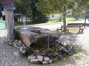 Foto des Dorfbrunnes auf dem Schmiedplatz