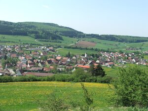 Ortsbild der Gemeinde Talheim im Sommer